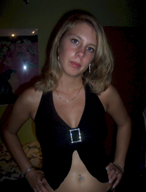 Belle petite coquine qui a besoin d'un plan baise