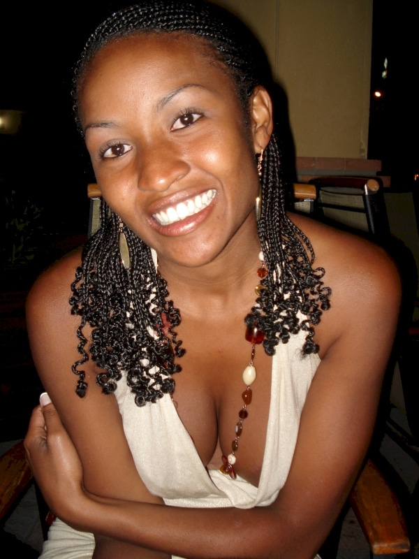 Femme africaine soumise pour coquin domi