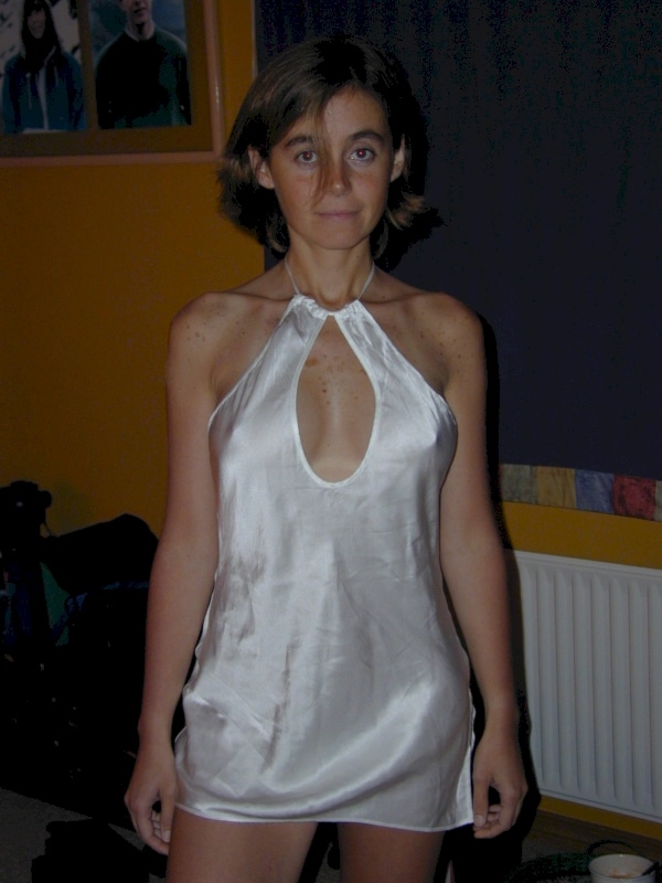 Femme en couple qui a une grosse envie