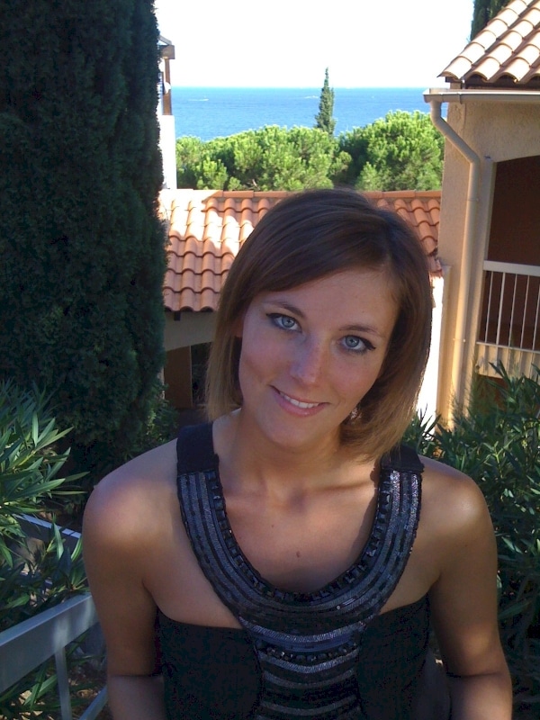 Femme en couple qui a une grosse envie