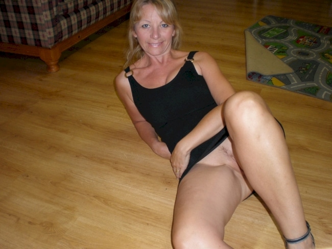 Jolie coquine de cougar intéressée par un plan sexe