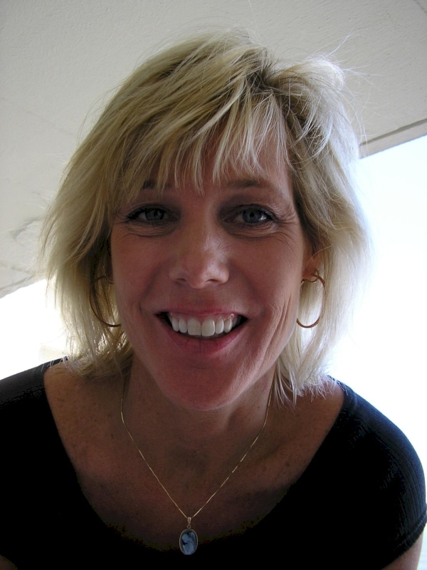 Jolie femme seule qui a besoin d'un plan entre coquins