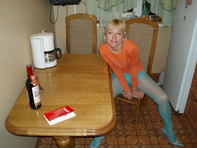 Petite libertine seule qui a une grosse envie