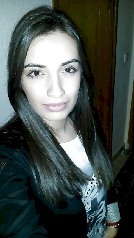Une femme coquine qui est seule
