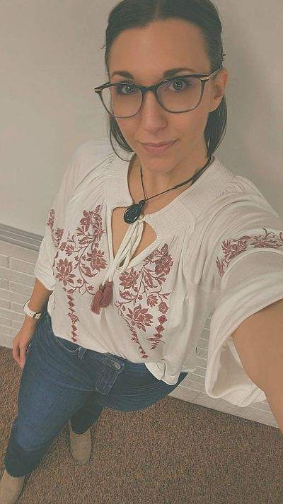femme coquine - Antibes - Collègue sage en apparence, Elisabeth réclame des confidences coquines sur Antibes