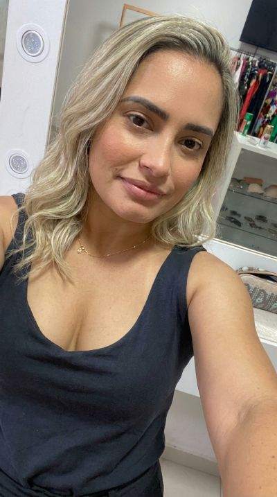 femme coquine - Sada - Sage en costume-cravate, Yse cherche l&rsquo;homme qui la décoiffe en Sada