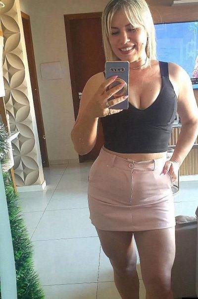 femme coquine - Sens - À Sens, cette voisine BCBG craque pour une rencontre coquine discrète