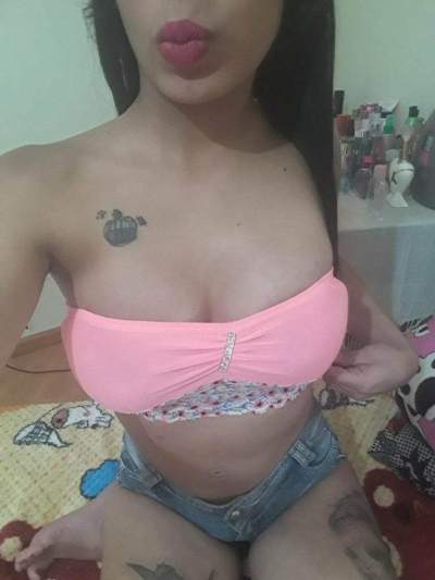 femme coquine - Le Robert - Ma collègue en jupe au Robert cherche un plan sexe discret avec un homme mûr
